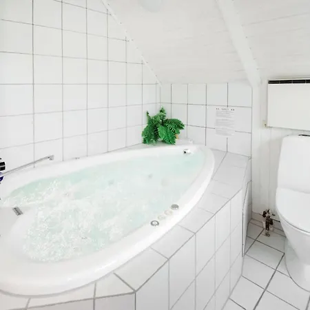 Stunning Home In Blavand With Sauna בית נופש בלבאנד